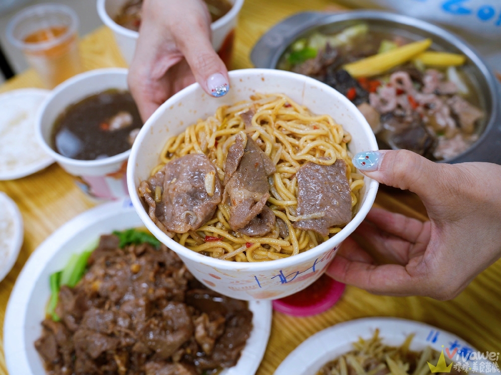 苗栗市美食｜『六小福林記炒羊肉』生意超好～新鮮現炒的羊肉小吃！冷氣開放～飲料免費暢飲～還有兒童遊樂區的舒適小吃店！