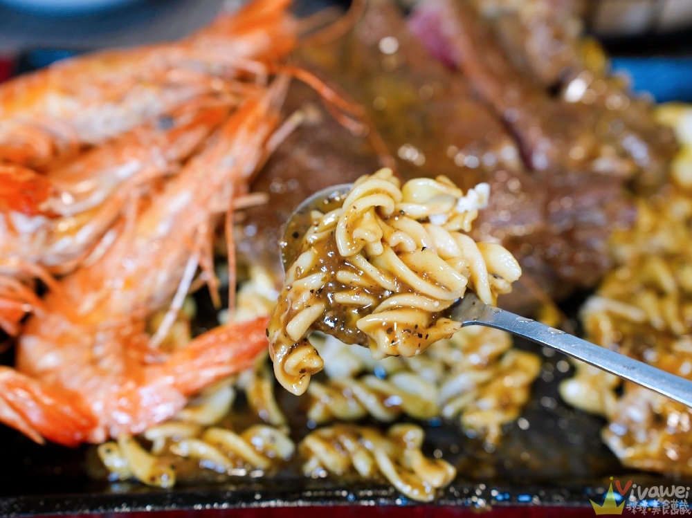 苗栗市美食｜『紅吱吱平價牛排館-苗栗店』排餐只要180元起~可免費加麵一次！自助吧享濃湯,爆米花,抹醬吐司,冷熱飲,霜淇淋免費吃到飽！