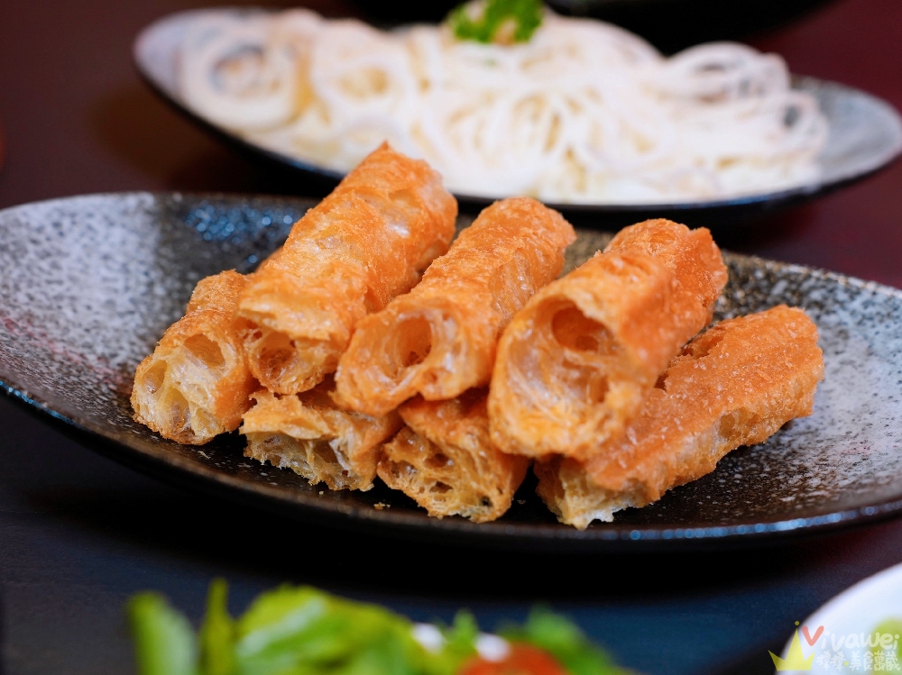 桃園市美食｜『岩漿火鍋-桃園中正店』桃園麻辣火鍋推薦！藝文特區高級質感鍋物~鍋底免費續加還能外帶！