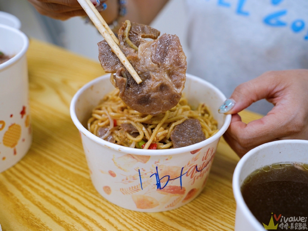 苗栗市美食｜『六小福林記炒羊肉』生意超好～新鮮現炒的羊肉小吃！冷氣開放～飲料免費暢飲～還有兒童遊樂區的舒適小吃店！