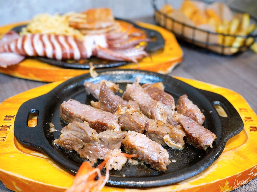 苗栗市美食｜『紅吱吱平價牛排館-苗栗店』排餐只要180元起~可免費加麵一次！自助吧享濃湯,爆米花,抹醬吐司,冷熱飲,霜淇淋免費吃到飽！