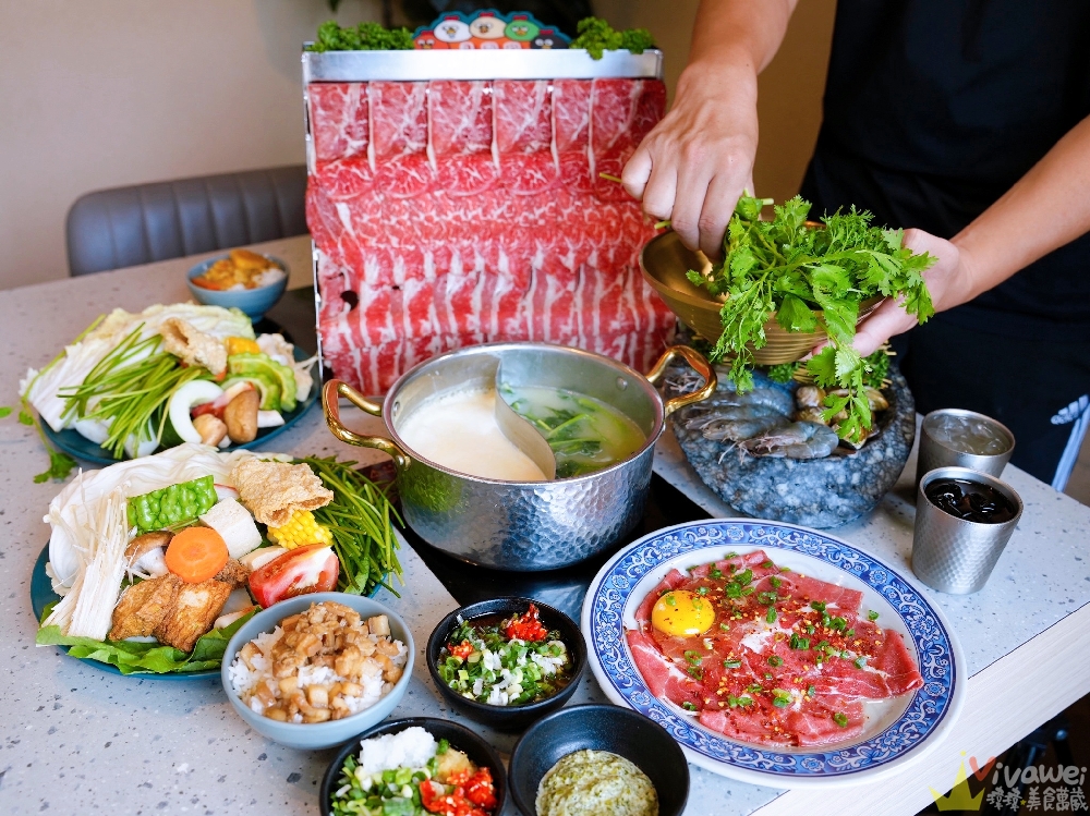 苗栗頭份美食｜『月團圓雞湯火鍋-苗栗頭份店』最低388元起蔬菜自助吧吃到飽～大推單人獨享鴛鴦鍋～超狂香菜皮蛋鍋新上市！
