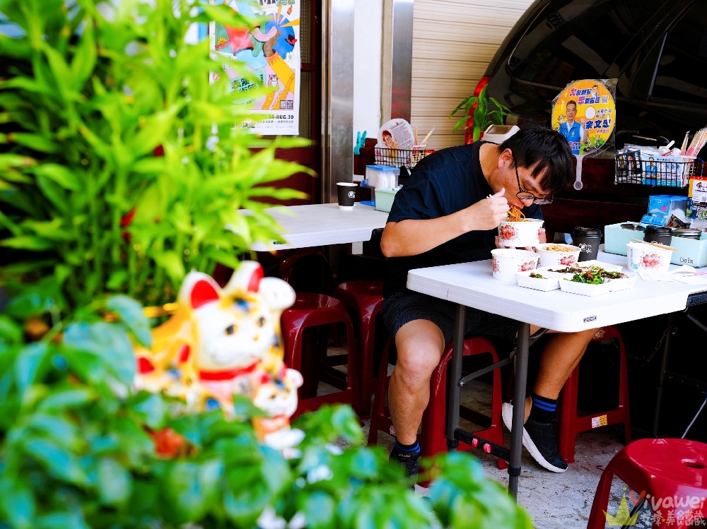 苗栗市美食|『簡單拌』隱藏版的銅板價麵店小吃!紅蔥拌麵超香,麻醬麵自己磨麻醬~還有紅油炒手+滷味! 苗栗市美食|『簡單拌』隱藏版的銅板價麵店小吃!紅蔥拌麵超香,麻醬麵自己磨麻醬~還有紅油炒手+滷味!