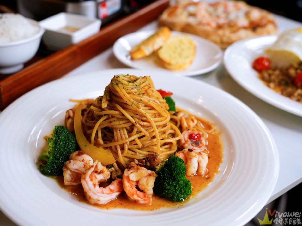 苗栗獅潭美食｜『光之彩庭園餐廳』附設免費停車位！親子友善&輪椅友善&寵物友善的舒適用餐空間～有義大利麵,火鍋,披薩,甜點下午茶!