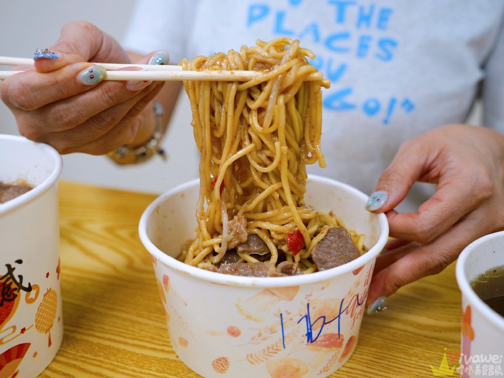 苗栗市美食｜『六小福林記炒羊肉』生意超好～新鮮現炒的羊肉小吃！冷氣開放～飲料免費暢飲～還有兒童遊樂區的舒適小吃店！