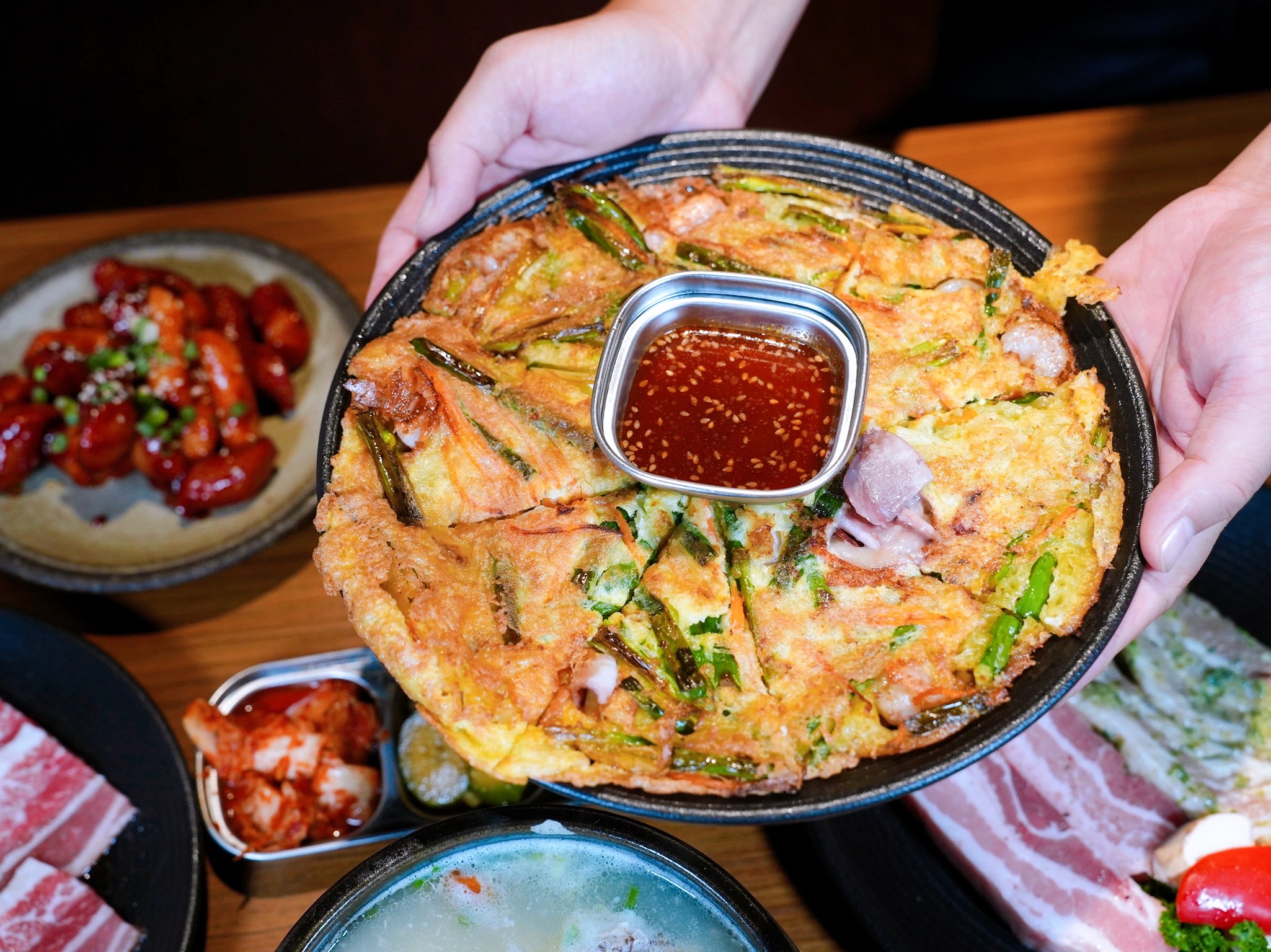 新北板橋美食｜『ABV Bar & Kitchen 韓式餐酒館』板橋車站道地韓式料理餐酒館&超過300款精釀啤酒！韓式小菜吃到飽～還有桌邊韓式烤肉服務！