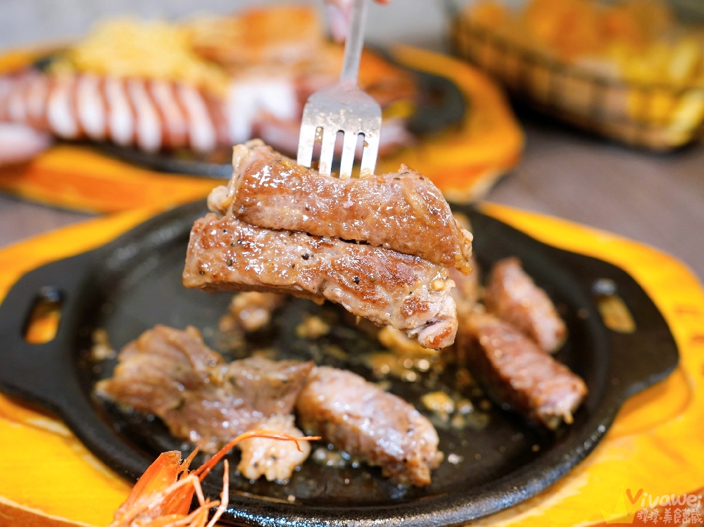 苗栗市美食｜『紅吱吱平價牛排館-苗栗店』排餐只要180元起~可免費加麵一次！自助吧享濃湯,爆米花,抹醬吐司,冷熱飲,霜淇淋免費吃到飽！