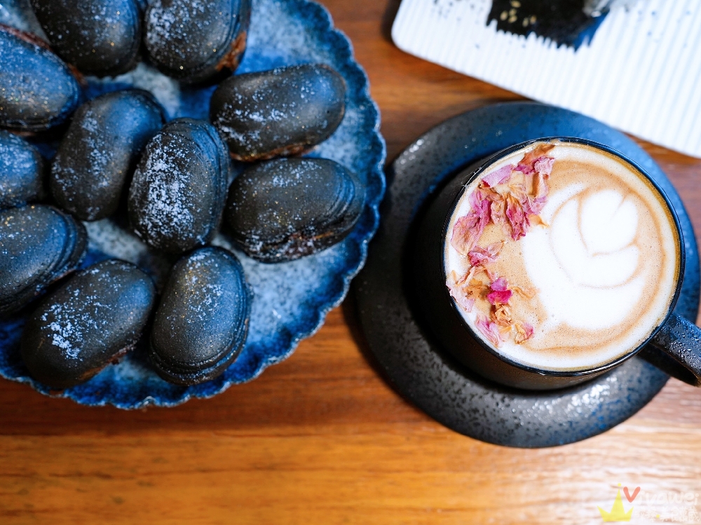 苗栗後龍美食｜『烏色咖啡-高鐵旗艦店』全新開幕！帶有客家元素的黑色質感系餐廳！有正餐料理及後龍店限定的雞蛋糕！