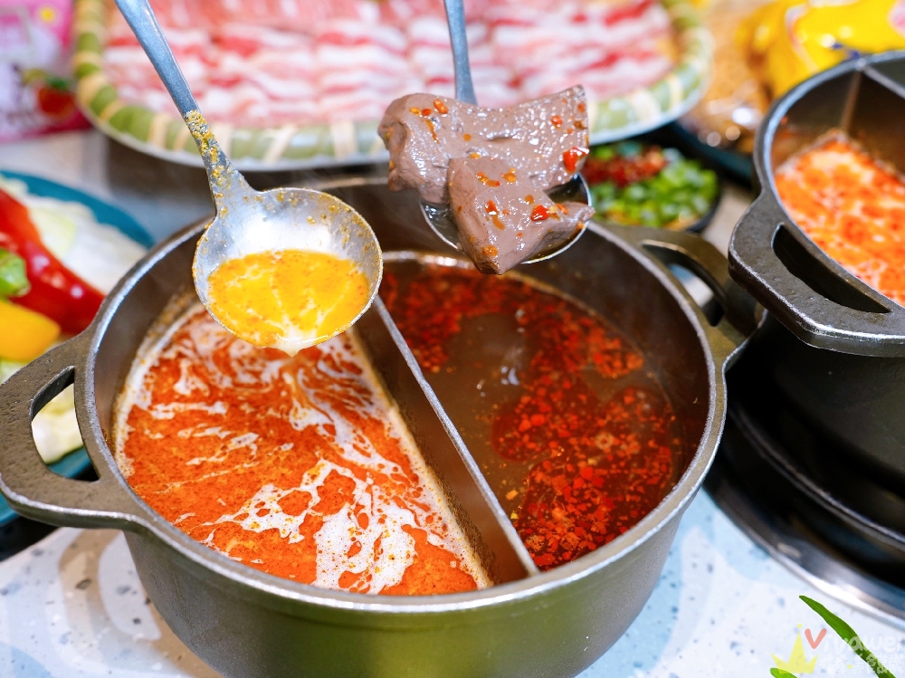 苗栗頭份美食｜『月團圓雞湯火鍋-苗栗頭份店』火鍋控必收！2025全新裝潢自助吧大升級！個人獨享鴛鴦鍋～蔬菜品項豐富～高品質鍋物專賣！