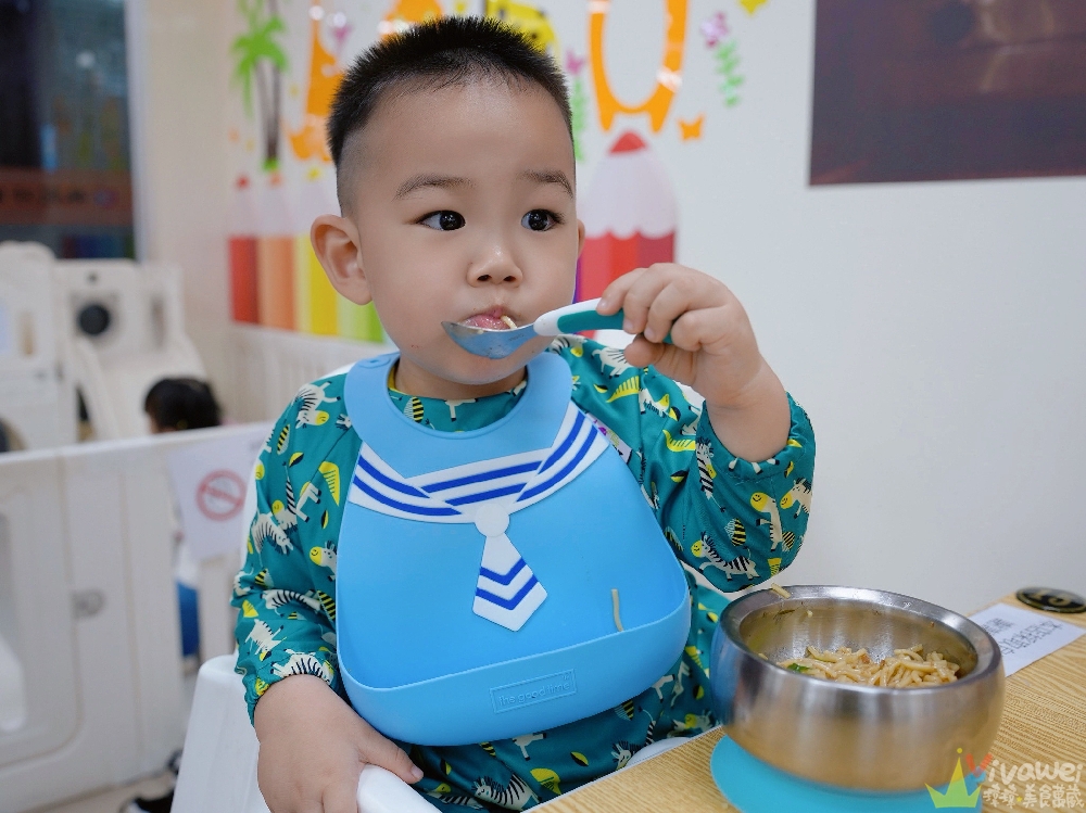 苗栗市美食｜『六小福林記炒羊肉』生意超好～新鮮現炒的羊肉小吃！冷氣開放～飲料免費暢飲～還有兒童遊樂區的舒適小吃店！