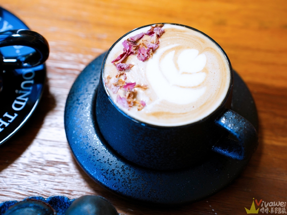 苗栗後龍美食｜『烏色咖啡-高鐵旗艦店』全新開幕！帶有客家元素的黑色質感系餐廳！有正餐料理及後龍店限定的雞蛋糕！