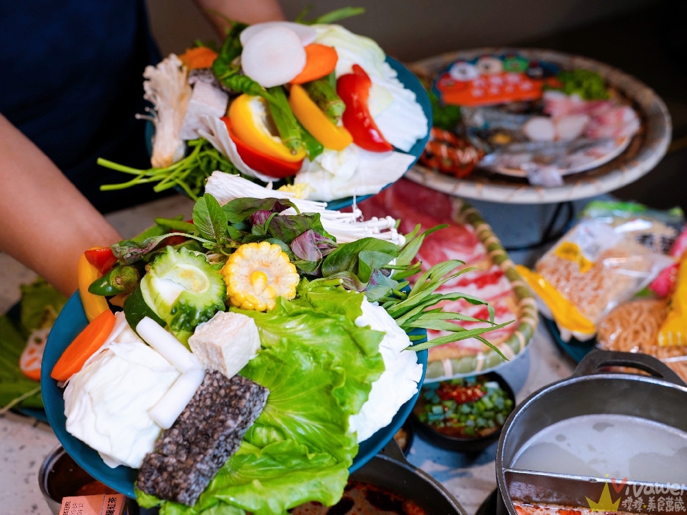 苗栗頭份美食｜『月團圓雞湯火鍋-苗栗頭份店』火鍋控必收！2025全新裝潢自助吧大升級！個人獨享鴛鴦鍋～蔬菜品項豐富～高品質鍋物專賣！