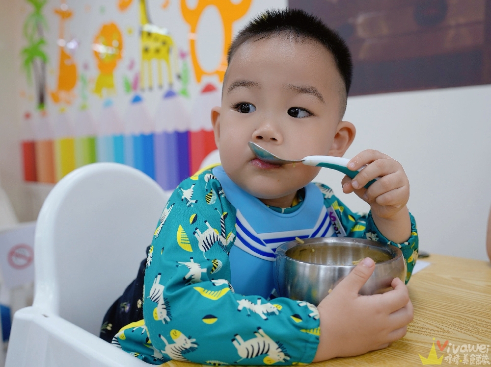 苗栗市美食｜『六小福林記炒羊肉』生意超好～新鮮現炒的羊肉小吃！冷氣開放～飲料免費暢飲～還有兒童遊樂區的舒適小吃店！