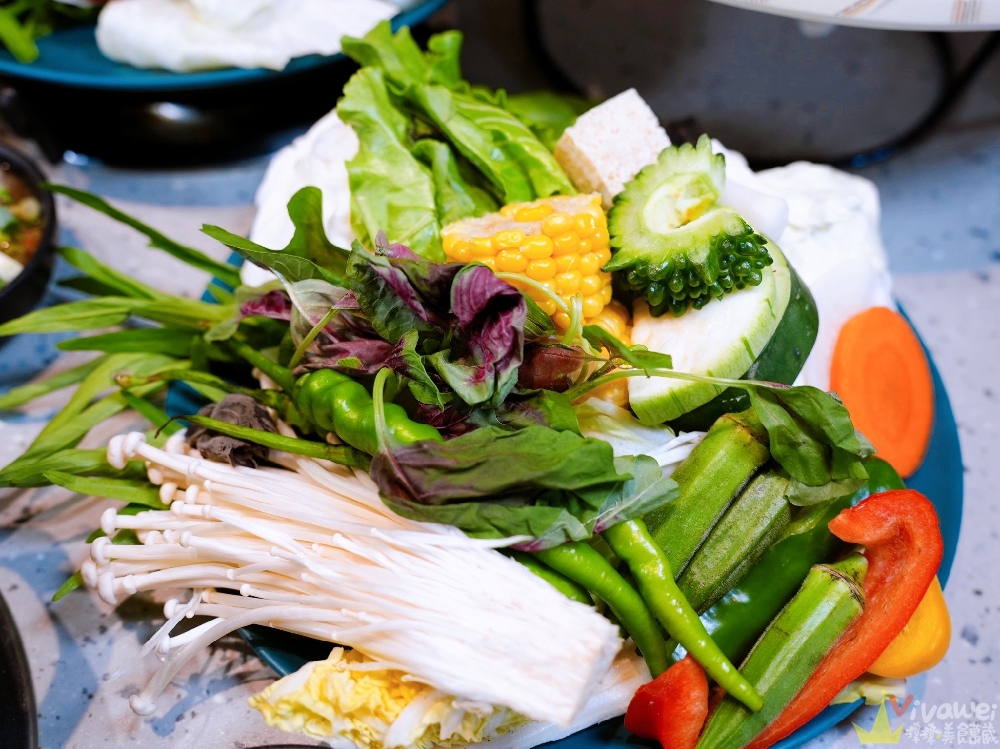 苗栗頭份美食｜『月團圓雞湯火鍋-苗栗頭份店』火鍋控必收！2025全新裝潢自助吧大升級！個人獨享鴛鴦鍋～蔬菜品項豐富～高品質鍋物專賣！