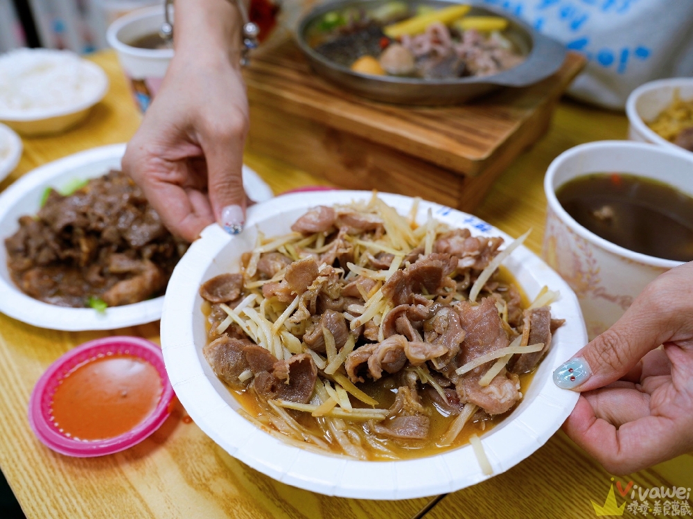 苗栗市美食｜『六小福林記炒羊肉』生意超好～新鮮現炒的羊肉小吃！冷氣開放～飲料免費暢飲～還有兒童遊樂區的舒適小吃店！