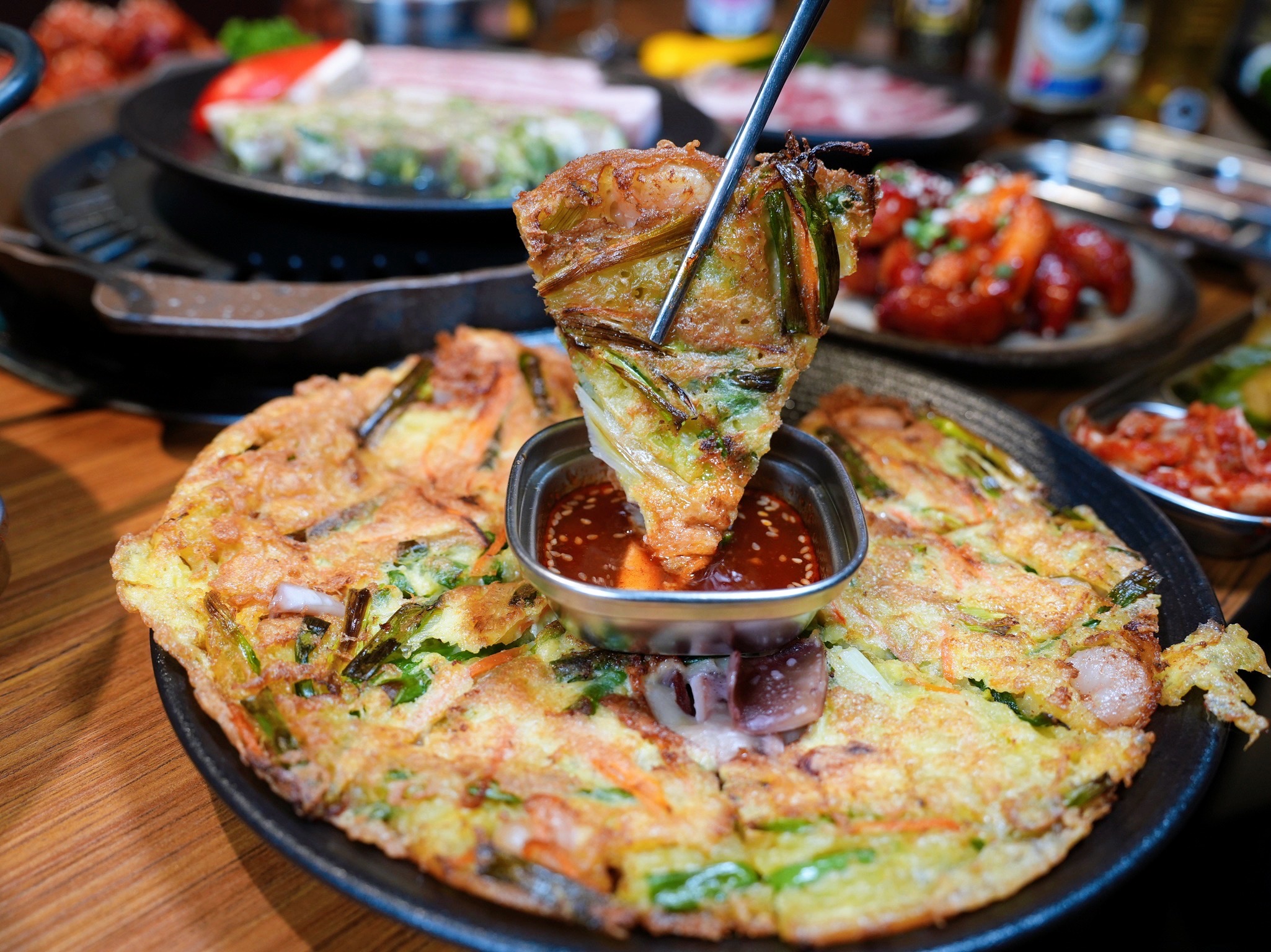 新北板橋美食｜『ABV Bar & Kitchen 韓式餐酒館』板橋車站道地韓式料理餐酒館&超過300款精釀啤酒！韓式小菜吃到飽～還有桌邊韓式烤肉服務！