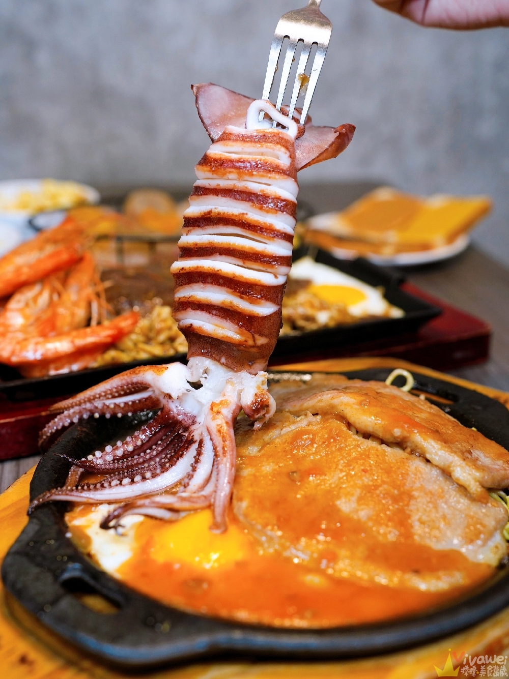 苗栗市美食｜『紅吱吱平價牛排館-苗栗店』排餐只要180元起~可免費加麵一次！自助吧享濃湯,爆米花,抹醬吐司,冷熱飲,霜淇淋免費吃到飽！