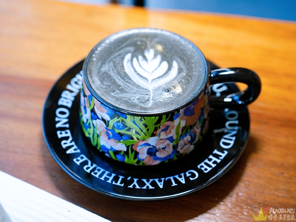 苗栗後龍美食｜『烏色咖啡-高鐵旗艦店』全新開幕！帶有客家元素的黑色質感系餐廳！有正餐料理及後龍店限定的雞蛋糕！