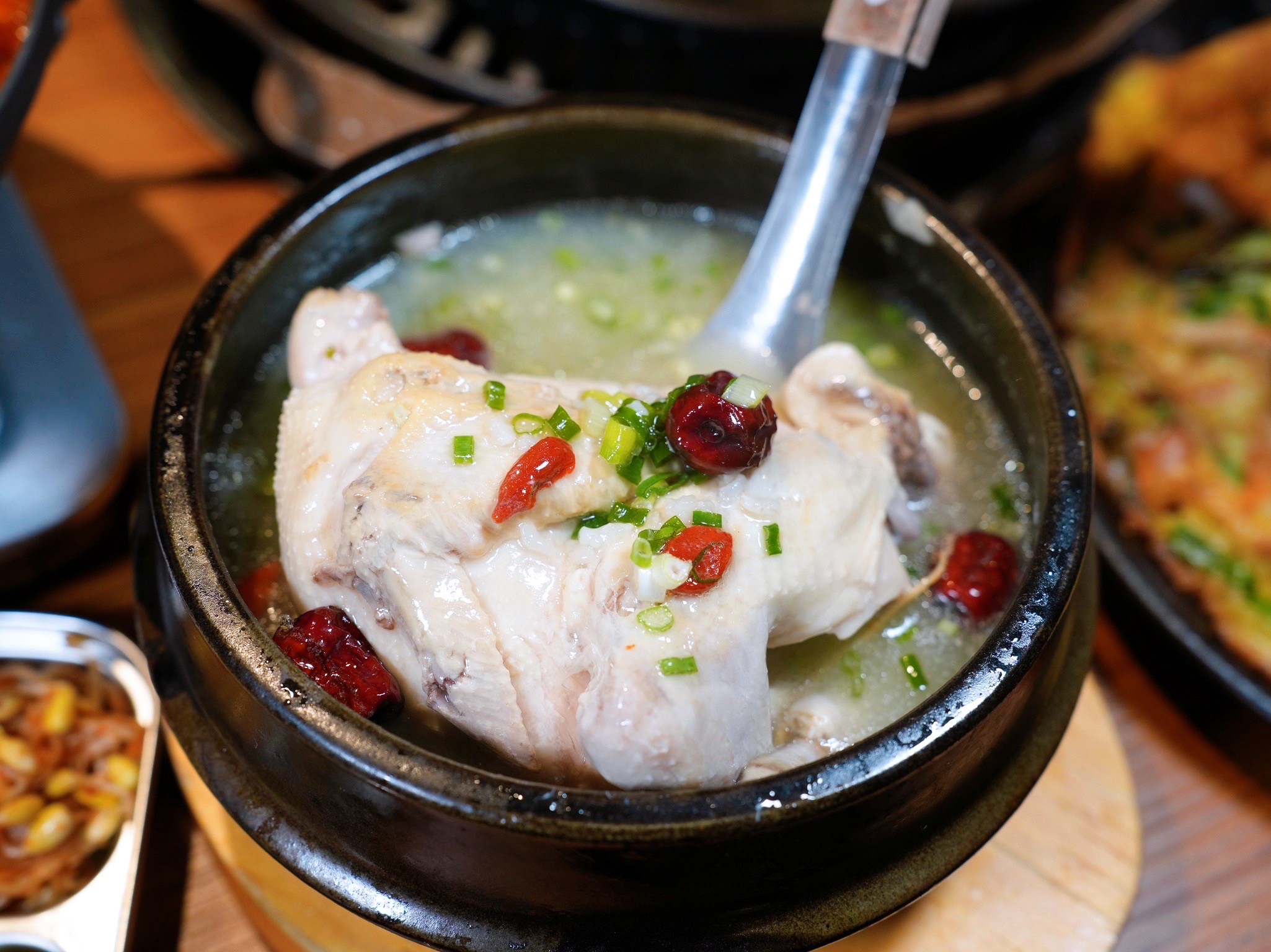 新北板橋美食｜『ABV Bar & Kitchen 韓式餐酒館』板橋車站道地韓式料理餐酒館&超過300款精釀啤酒！韓式小菜吃到飽～還有桌邊韓式烤肉服務！