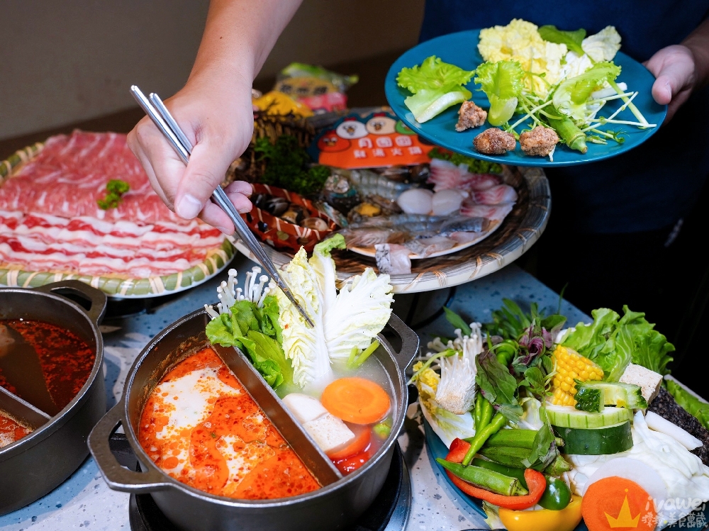 苗栗頭份美食｜『月團圓雞湯火鍋-苗栗頭份店』火鍋控必收！2025全新裝潢自助吧大升級！個人獨享鴛鴦鍋～蔬菜品項豐富～高品質鍋物專賣！