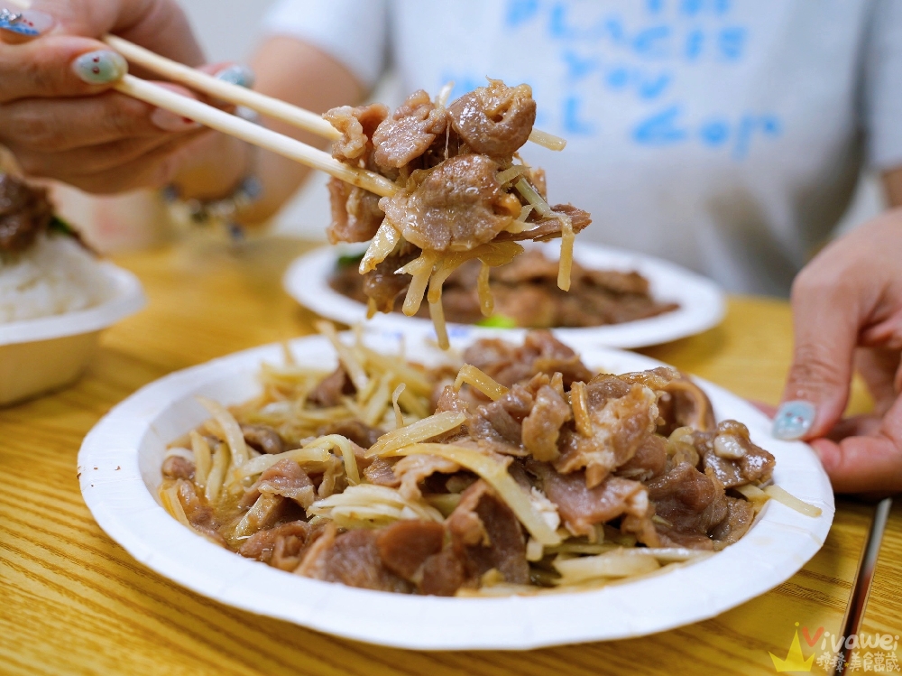 苗栗市美食｜『六小福林記炒羊肉』生意超好～新鮮現炒的羊肉小吃！冷氣開放～飲料免費暢飲～還有兒童遊樂區的舒適小吃店！