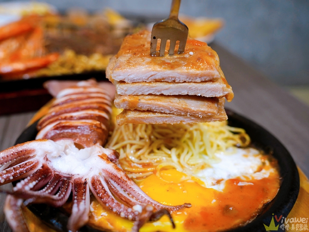 苗栗市美食｜『紅吱吱平價牛排館-苗栗店』排餐只要180元起~可免費加麵一次！自助吧享濃湯,爆米花,抹醬吐司,冷熱飲,霜淇淋免費吃到飽！