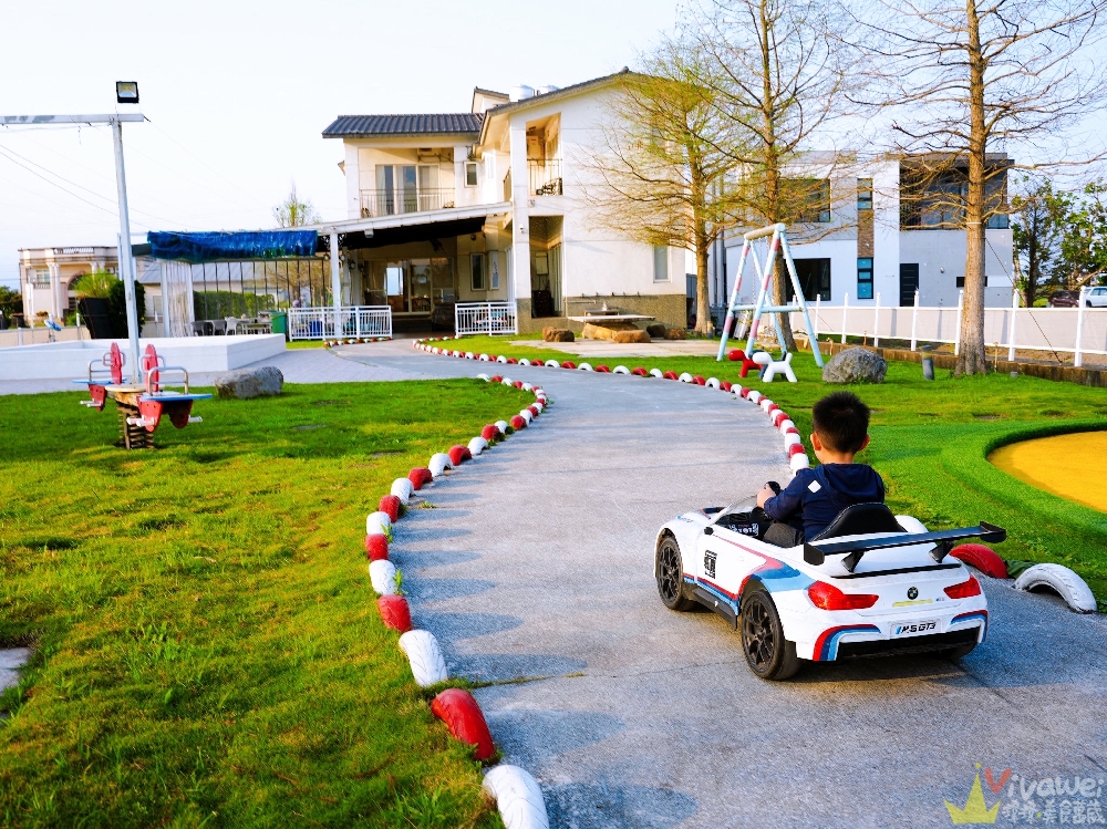 宜蘭五結住宿推薦｜『FUN輕鬆民宿-親子童車溜滑梯渡假會館』房間有溜滑梯&球池&浴缸～戶外超大台電動車任你玩！