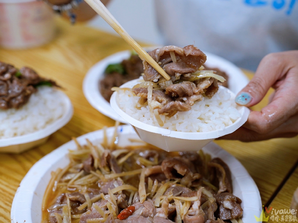 苗栗市美食｜『六小福林記炒羊肉』生意超好～新鮮現炒的羊肉小吃！冷氣開放～飲料免費暢飲～還有兒童遊樂區的舒適小吃店！