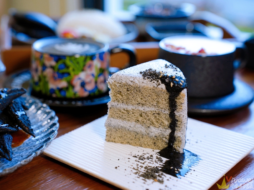 苗栗後龍美食｜『烏色咖啡-高鐵旗艦店』全新開幕！帶有客家元素的黑色質感系餐廳！有正餐料理及後龍店限定的雞蛋糕！