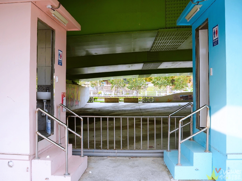 苗栗頭份親子景點｜『頭份滑步車公園』橋下不怕下雨！滑步車賽道+太空遊戲場～免費放電公園完整開箱