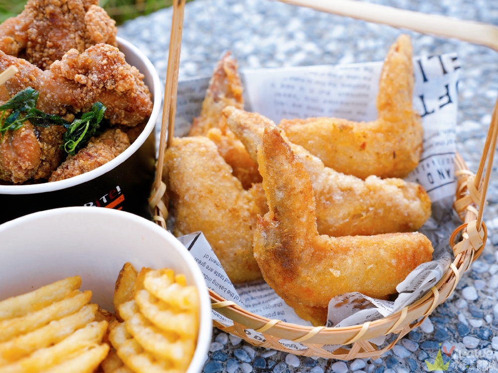 苗栗市美食｜『潮麻吉 香雞潮牌（苗栗中華店）』北苗炸物推薦！現炸現吃最好吃！必吃甜不辣+三角骨+傳統刷醬雞排！