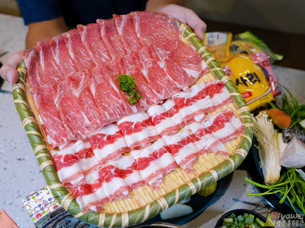 苗栗頭份美食｜『月團圓雞湯火鍋-苗栗頭份店』火鍋控必收！2025全新裝潢自助吧大升級！個人獨享鴛鴦鍋～蔬菜品項豐富～高品質鍋物專賣！