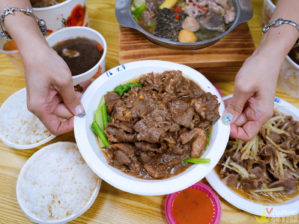 苗栗市美食｜『六小福林記炒羊肉』生意超好～新鮮現炒的羊肉小吃！冷氣開放～飲料免費暢飲～還有兒童遊樂區的舒適小吃店！