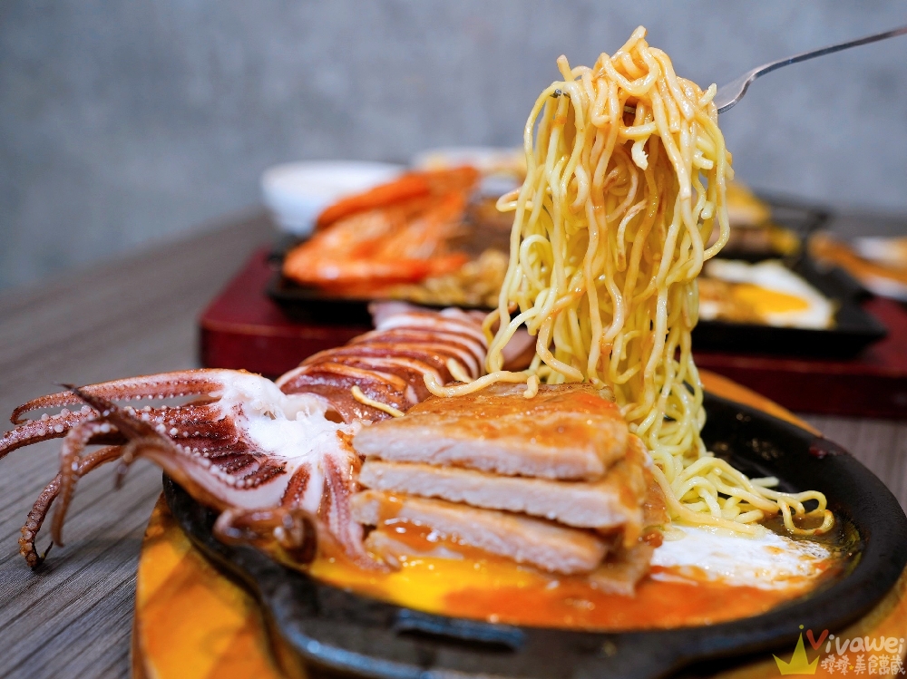 苗栗市美食｜『紅吱吱平價牛排館-苗栗店』排餐只要180元起~可免費加麵一次！自助吧享濃湯,爆米花,抹醬吐司,冷熱飲,霜淇淋免費吃到飽！