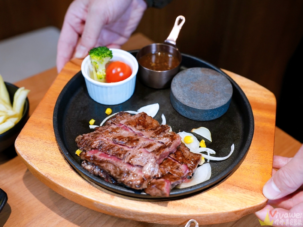 桃園市美食｜『炙り庵steak牛排』桃園車站新開幕！嚴選牛肉現煎炙燒～自助區誠意滿滿～牛滷肉飯,味噌湯,炸薯條通通無限續！