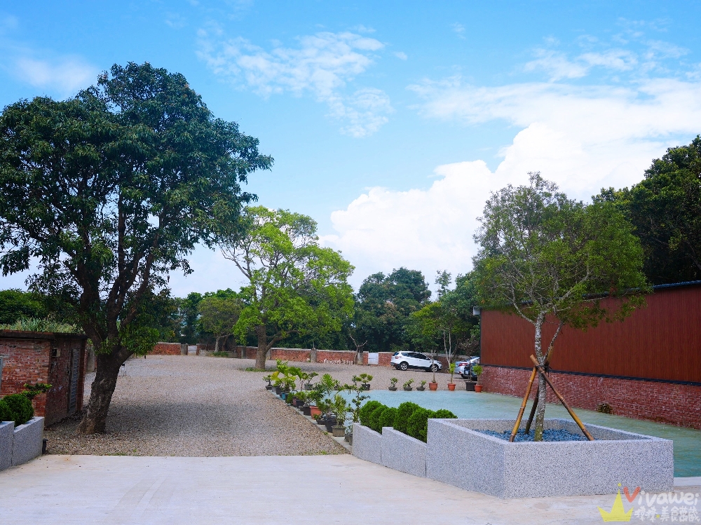 苗栗三灣美食｜『龍叔伯庭園餐館』超氣派的客家私房台菜餐廳～餐點品項豐富又好吃～親子友善且附設免費停車場！