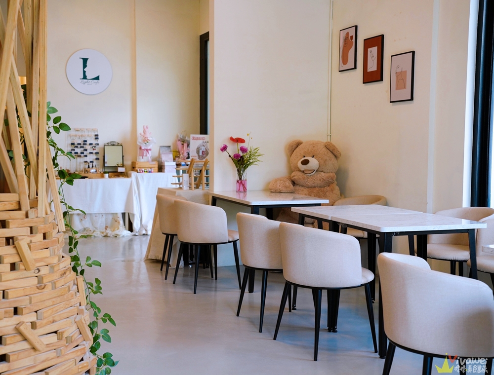 苗栗市美食｜『Light cafe & 輕e美』方便好停車的寬敞咖啡廳下午茶！有正餐也有甜點！