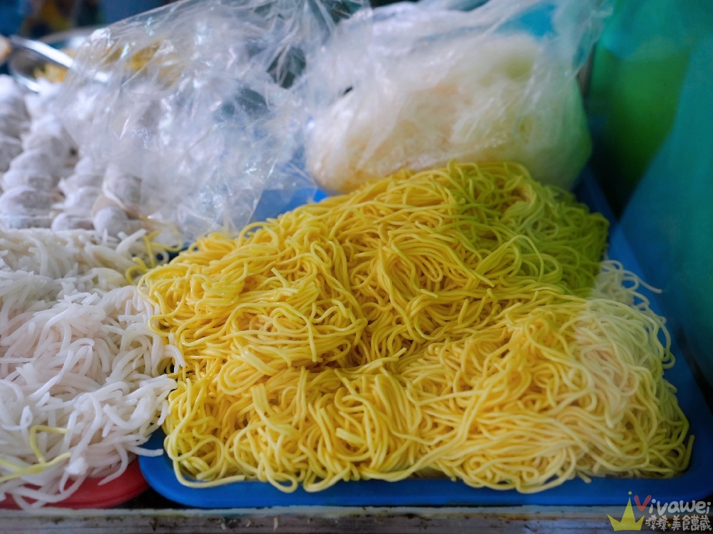 桃園平鎮美食｜『橋頭小吃部』一開店就爆滿！每桌必點現切的滷味小菜～還有各式麵類～晚來就吃不到！