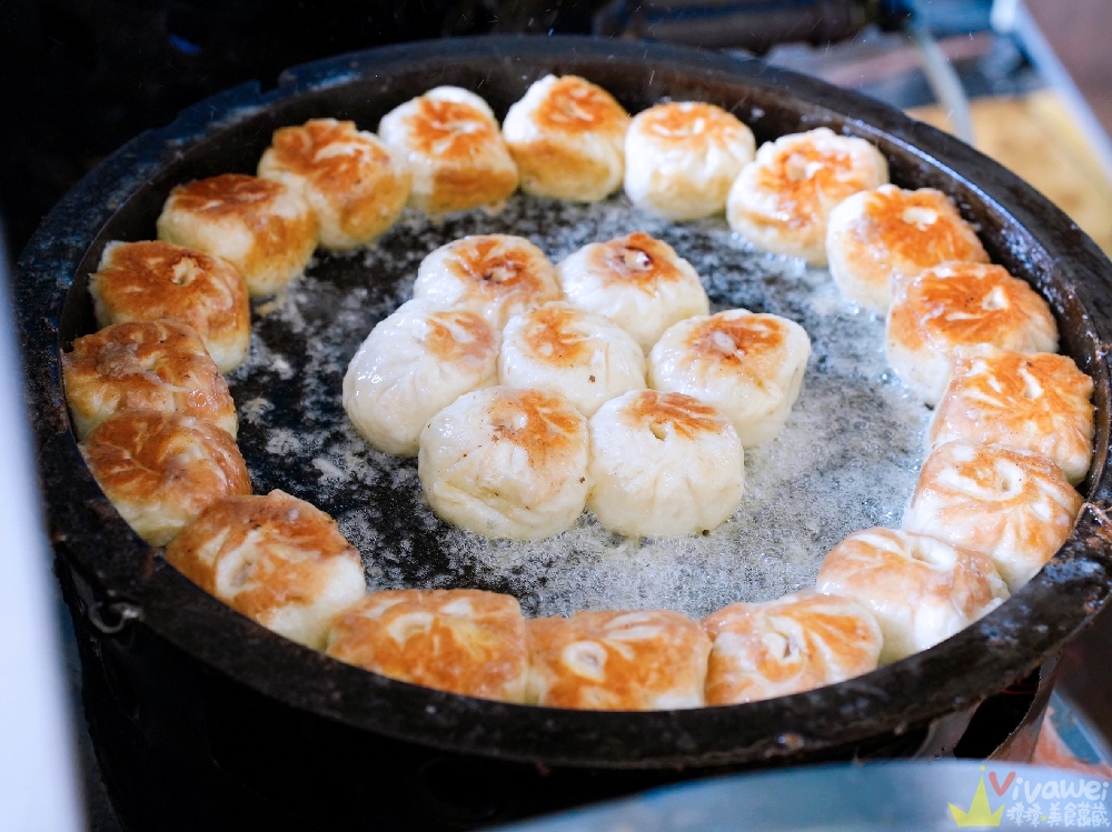 花蓮鳳林美食｜『鳳林水煎包』無招牌在地排隊小吃！超美味的現做水煎包~高麗菜&肉包都好吃！