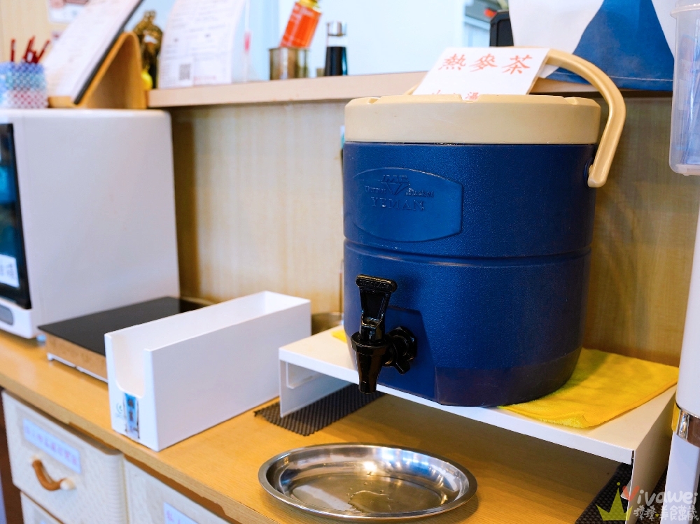 新北萬里美食｜『階梯上食堂』新鮮好吃的生魚片丼飯&日式定食！內用享魚肉味噌湯免費喝到飽！