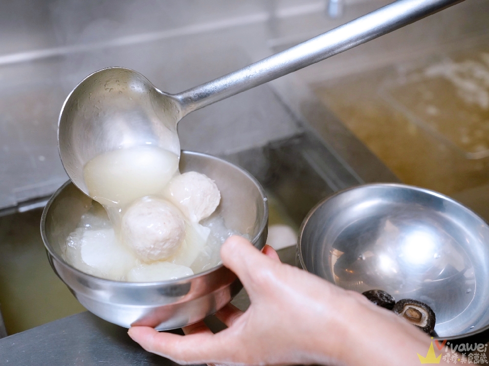 台北信義美食｜『富春雞肉』吳興街排隊熱門小吃！必吃高CP值雞腿飯～雙倍肉量更滿足！