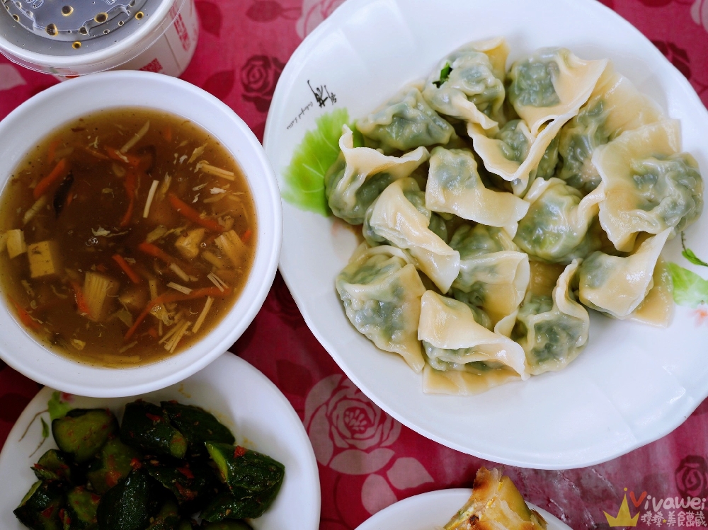 桃園中壢美食｜『三斤大水餃』平價麵食小吃店～點15顆水餃就送酸辣湯～蔥抓餅加蛋也是必吃品項！