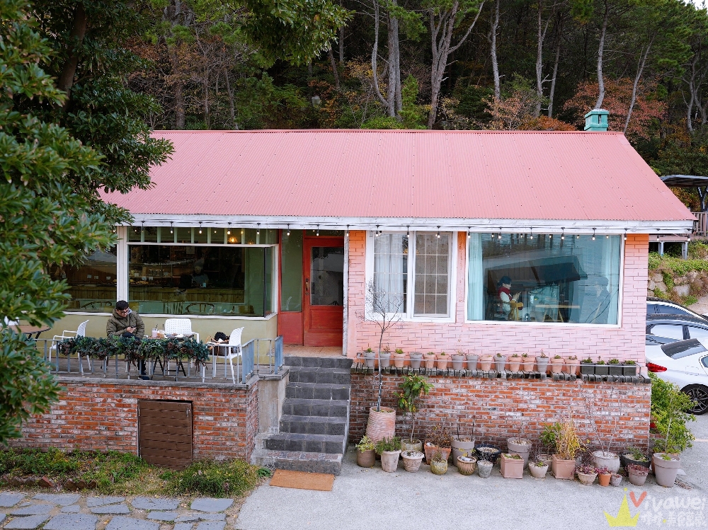 韓國釜山美食｜『OLDMUG』松亭海邊療癒系甜點咖啡廳～可愛熊熊蛋糕,草莓拿鐵與扁可頌開箱！