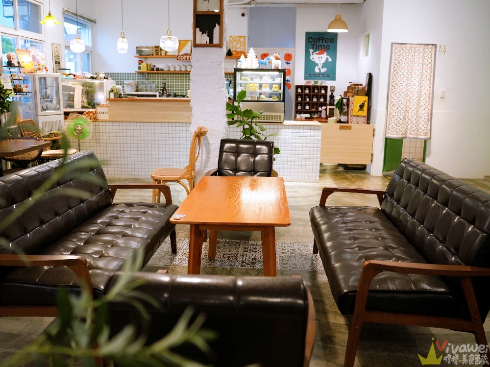 宜蘭三星美食｜『露露咖啡Lulü Coffee』免費停車、人氣炸雞飯糰套餐、甜點下午茶一次滿足！