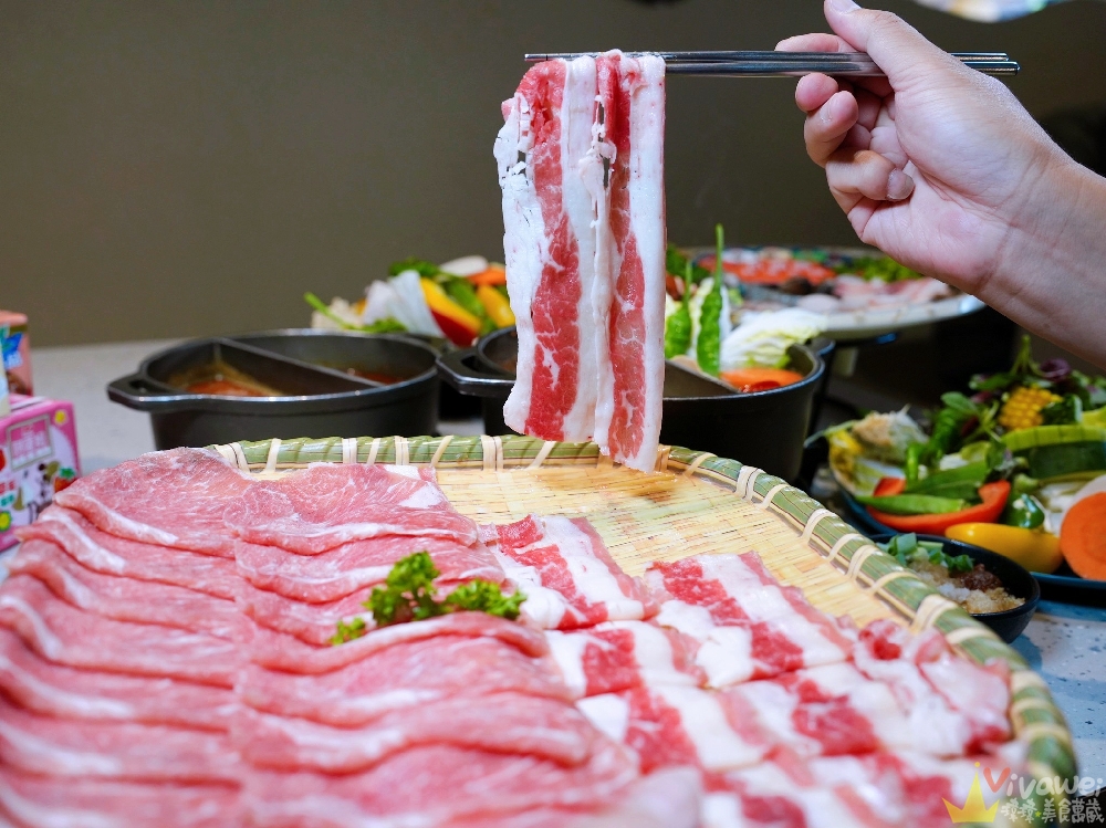 苗栗頭份美食｜『月團圓雞湯火鍋-苗栗頭份店』火鍋控必收！2025全新裝潢自助吧大升級！個人獨享鴛鴦鍋～蔬菜品項豐富～高品質鍋物專賣！