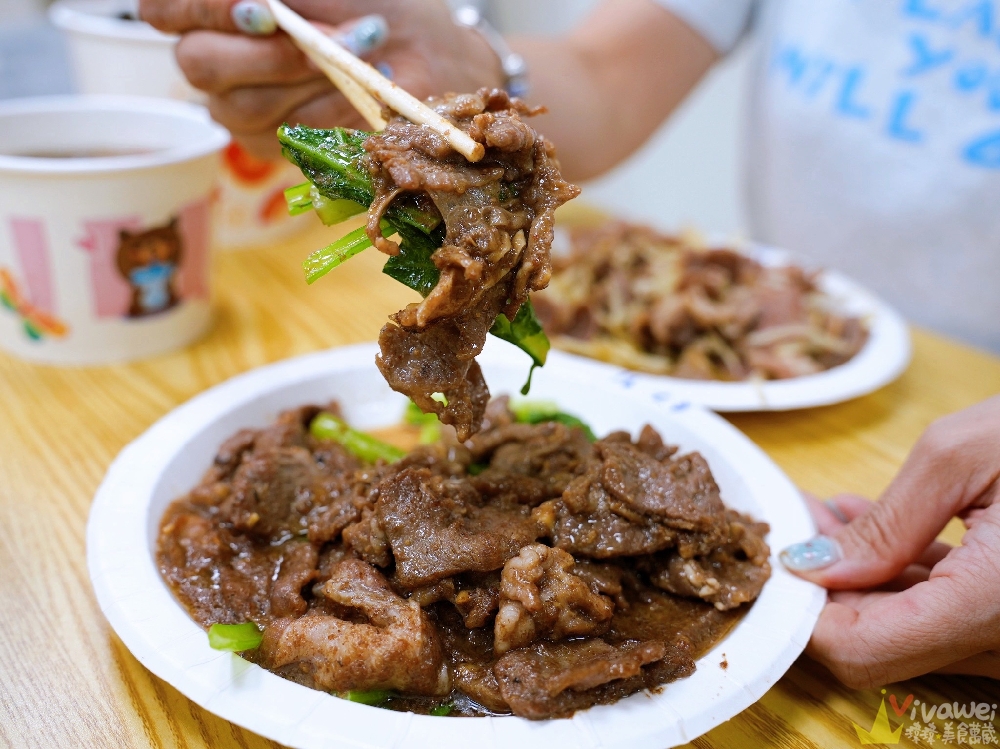 苗栗市美食｜『六小福林記炒羊肉』生意超好～新鮮現炒的羊肉小吃！冷氣開放～飲料免費暢飲～還有兒童遊樂區的舒適小吃店！