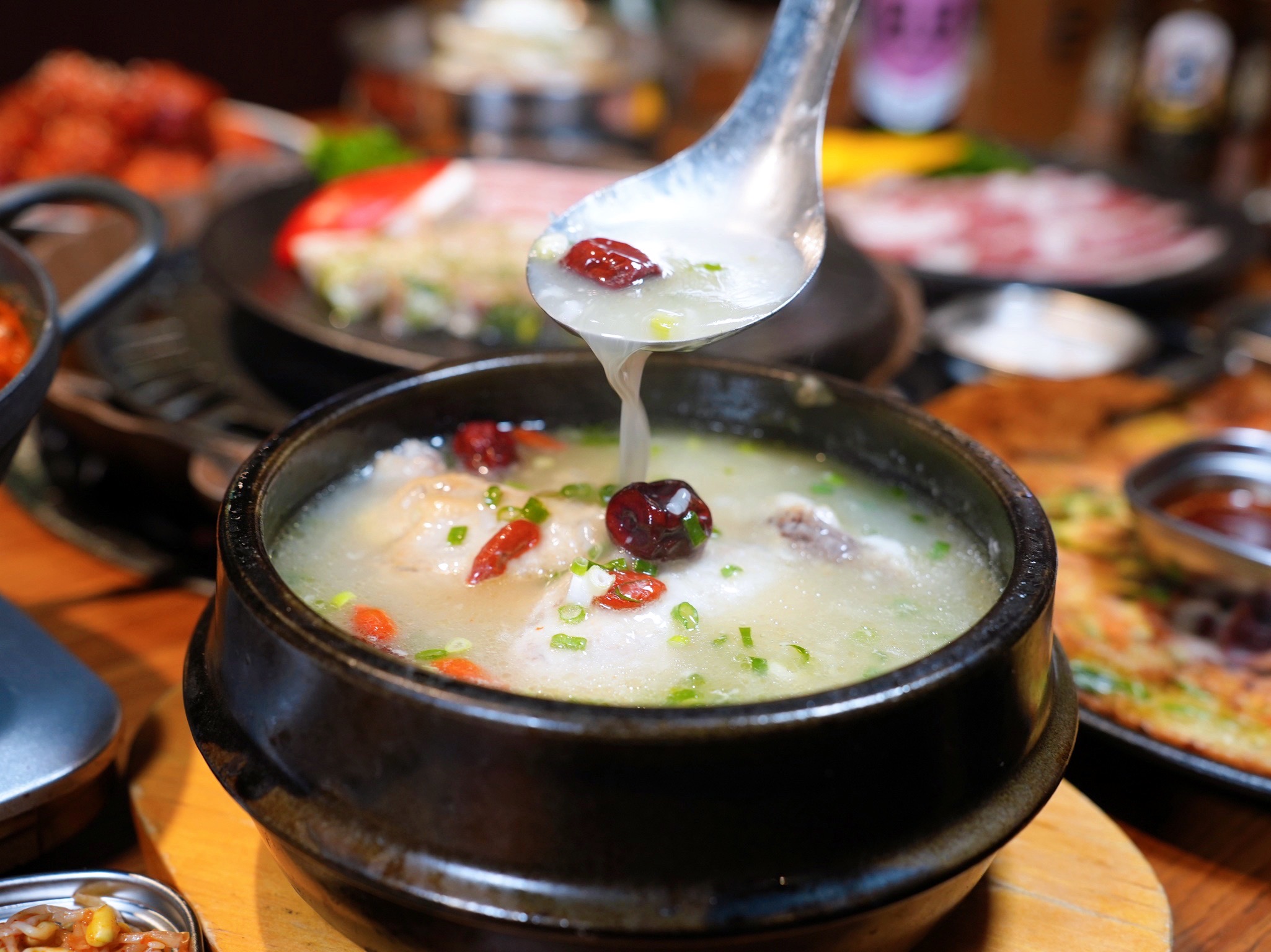 新北板橋美食｜『ABV Bar & Kitchen 韓式餐酒館』板橋車站道地韓式料理餐酒館&超過300款精釀啤酒！韓式小菜吃到飽～還有桌邊韓式烤肉服務！