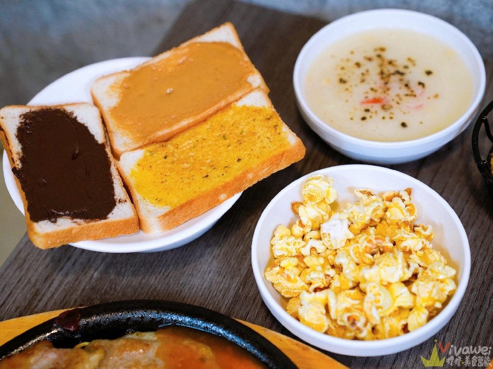 苗栗市美食｜『紅吱吱平價牛排館-苗栗店』排餐只要180元起~可免費加麵一次！自助吧享濃湯,爆米花,抹醬吐司,冷熱飲,霜淇淋免費吃到飽！