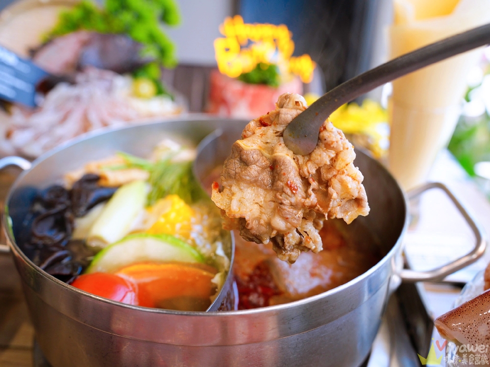 桃園中壢美食|『鍋強強極緻火鍋』新升級桌邊蔬菜免費續&氣泡飲料暢飲&指定套餐+100元肉肉吃到飽!附設免費停車場~親子友善餐廳~回訪多次的質感火鍋店! 桃園中壢美食|『鍋強強極緻火鍋』新升級桌邊蔬菜免費續&氣泡飲料暢飲&指定套餐+100元肉肉吃到飽!附設免費停車場~親子友善餐廳~回訪多次的質感火鍋店!