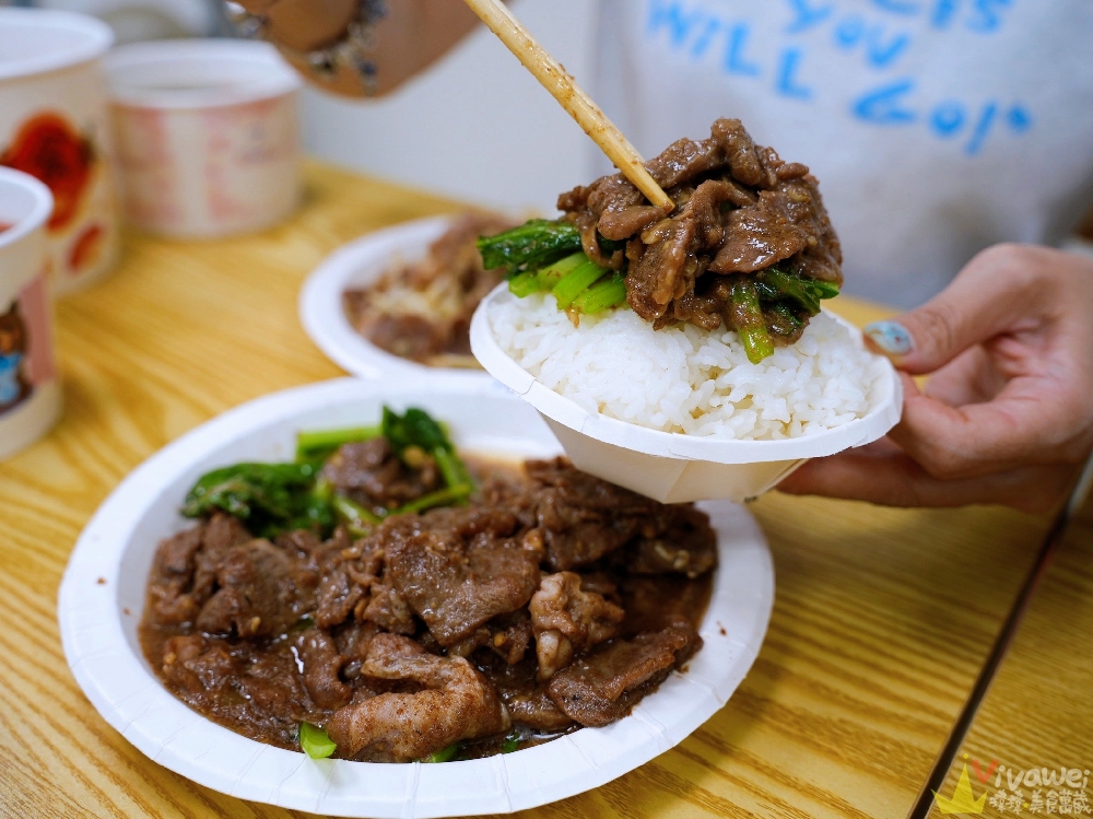 苗栗市美食｜『六小福林記炒羊肉』生意超好～新鮮現炒的羊肉小吃！冷氣開放～飲料免費暢飲～還有兒童遊樂區的舒適小吃店！